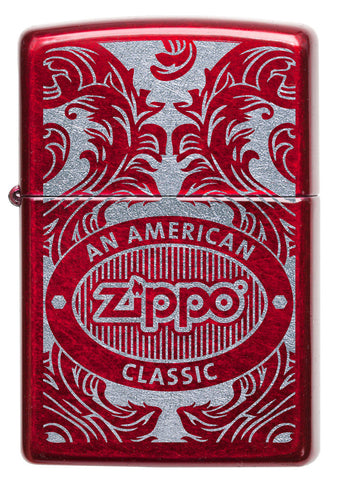 Briquet Zippo rouge vue de face entouré d’un motif en filigrane gravé au laser qui montre le logo de Zippo et de 