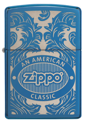 Blaues Zippo-Feuerzeug, Vorderansicht, umgeben von einem lasergravierten, filigranen Motiv mit dem Zippo-Logo und 