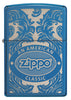 Blaues Zippo-Feuerzeug, Vorderansicht, umgeben von einem lasergravierten, filigranen Motiv mit dem Zippo-Logo und "an american classic".