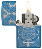 Blaues Zippo-Feuerzeug mit offener Frontansicht und Flamme, umgeben von einem lasergravierten, filigranen Motiv mit dem Zippo-Logo und "an american classic".