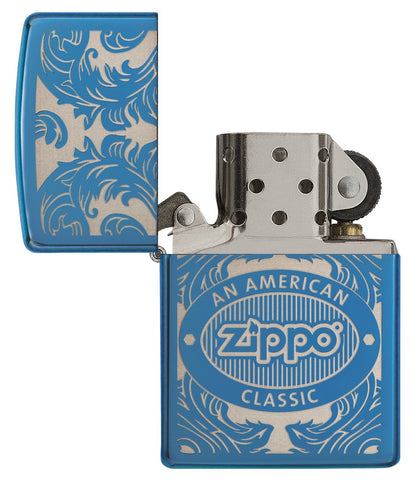 Blaues Zippo-Feuerzeug mit offener Frontansicht ohne Flamme, umgeben von einem lasergravierten, filigranen Motiv mit dem Zippo-Logo und 