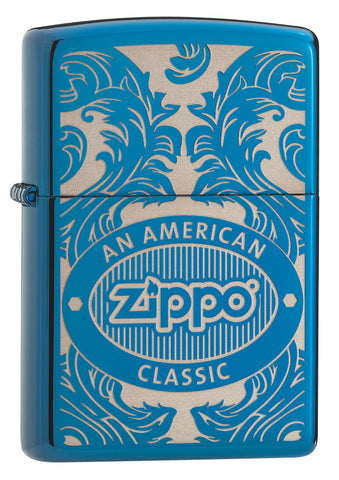 Blaues Zippo-Feuerzeug, Vorderansicht, Dreiviertelansicht, umgeben von einem lasergravierten filigranen Motiv mit dem Zippo-Logo und 
