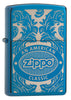Blaues Zippo-Feuerzeug, Vorderansicht, Dreiviertelansicht, umgeben von einem lasergravierten filigranen Motiv mit dem Zippo-Logo und "an american classic".