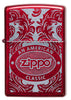 Briquet Zippo rouge vue de face entouré d’un motif en filigrane gravé au laser qui montre le logo de Zippo et de "an american classic".