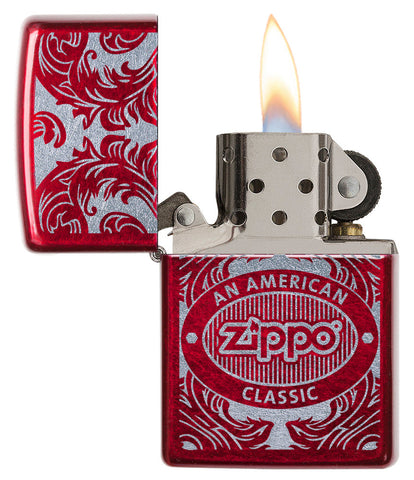 Briquet Zippo rouge vue de face ouvert avec une flamme entouré d’un motif en filigrane gravé au laser qui montre le logo de Zippo et de "an american classic".