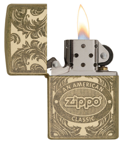 Briquet Zippo vue de face ouvert avec une flamme  entouré d’un motif en filigrane gravé au laser qui montre le logo de Zippo et de 