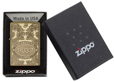 Briquet Zippo vue de face dans une boite cadeau noire ouverte entouré d’un motif en filigrane gravé au laser qui montre le logo de Zippo et de 