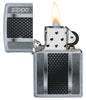 Briquet Zippo vue de face ouvert avec une flamme avec une illustration en couleur métallisée qui montre un aspect inspire d'une machine moderne.