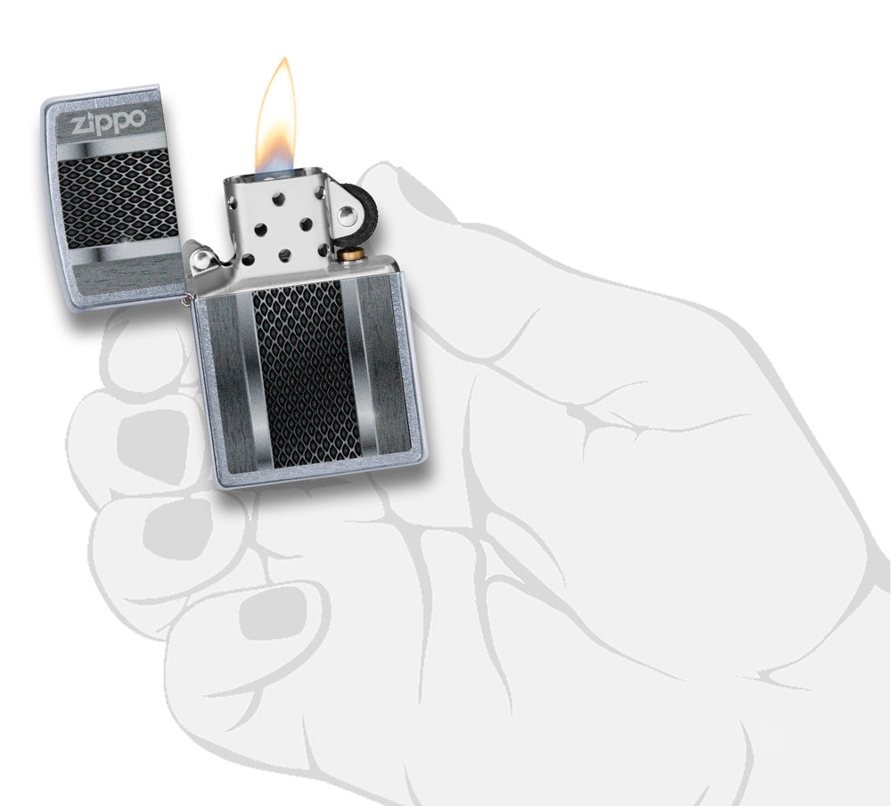 Briquet Zippo vue de face en main stylisée ouvert avec une flamme avec une illustration en couleur métallisée qui montre un aspect inspire d'une machine moderne.