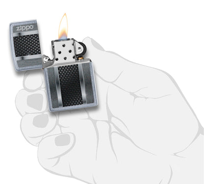 Briquet Zippo vue de face en main stylisée ouvert avec une flamme avec une illustration en couleur métallisée qui montre un aspect inspire d'une machine moderne.