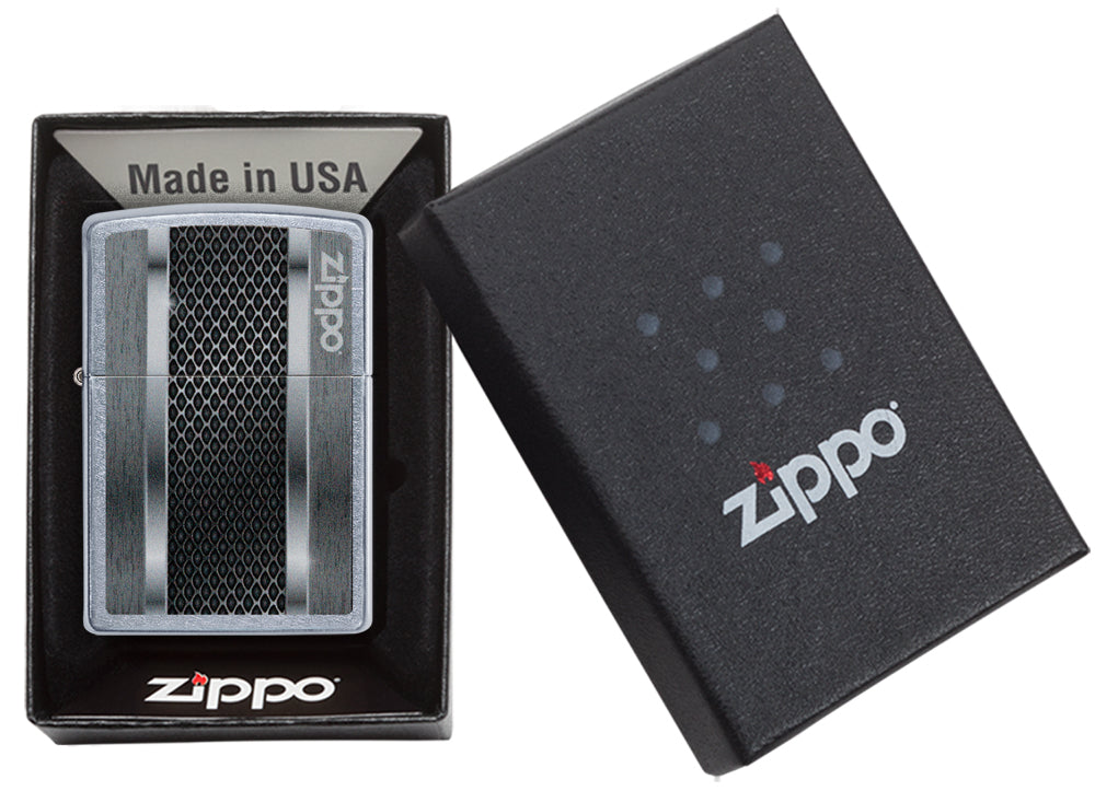 Briquet Zippo vue de face dans le coffret cadeau noir ouvert avec une illustration en couleur métallisée qui montre un aspect inspire d'une machine moderne.