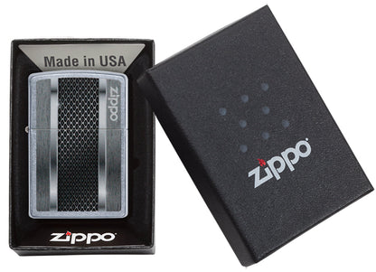 Briquet Zippo vue de face dans le coffret cadeau noir ouvert avec une illustration en couleur métallisée qui montre un aspect inspire d'une machine moderne.
