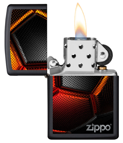 Vue de face du briquet tempête Zippo Soccer Ball Design ouvert, avec flamme