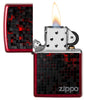 Vorderansicht des Zippo Black Cubes Design open windproof Feuerzeugs, mit Flamme