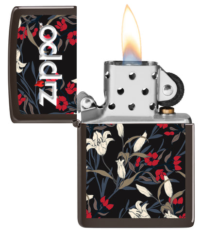 Vorderansicht des Zippo Floral Design open windproof Feuerzeugs, mit Flamme