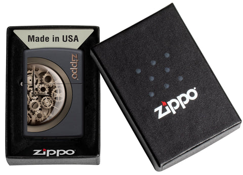 Briquet Zippo vue de face dans le coffret cadeau noir ouvert  illustration en couleur qui montre un horloge a engrenages mobiles en métal