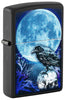 Zippo Feuerzeug Frontansicht ¾ Winkel mit aufgedrucktem schwarzem Raben im Mondlicht  auf einem Totenschädel auf einem schwarz mattem Hintergrund