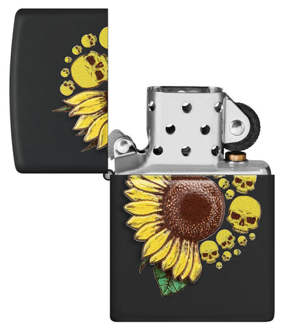 Zippo Feuerzeug mit gelber Sonnenblume und Totenköpfen auf einem schwarz mattem Hintergrund geöffnet ohne Flamme